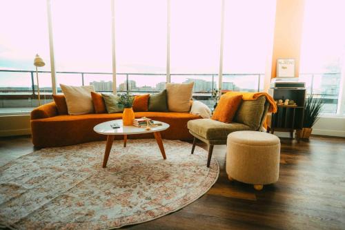 Penthouse - Luxe Stay with Views - Free Parking