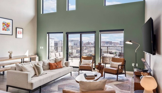 Penthouse Luxury w/Pool, Patio & City View - Walk to Broadway