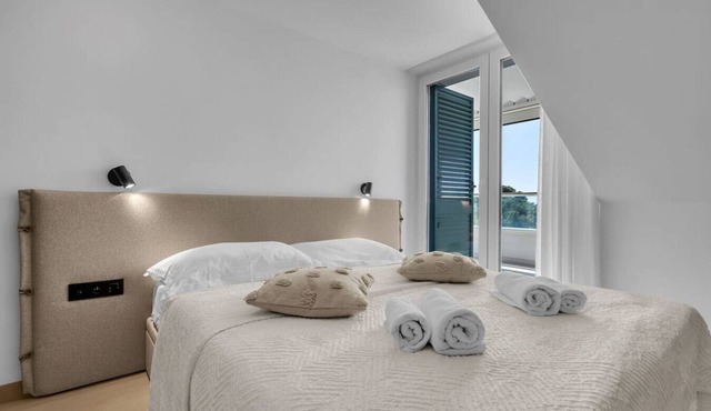 Penthouse Nikolina-50m to beach!