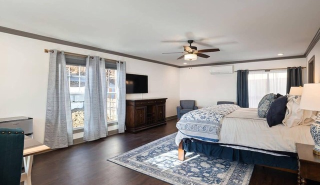 Penthouse on Main KingBed+Shops&Eats|WiFi