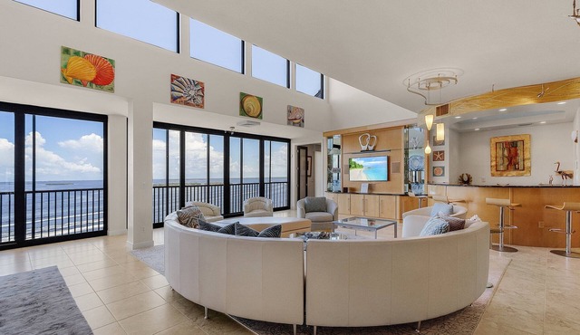 Penthouse on the Beach! Beautiful Sunset Views!
