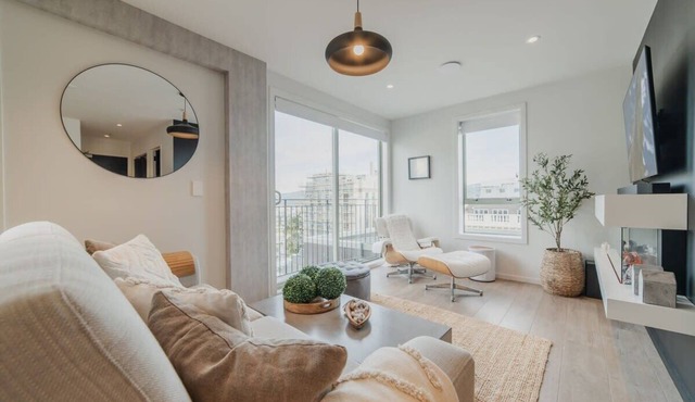 Penthouse Perfection - 2BR Elegance on Worcester St