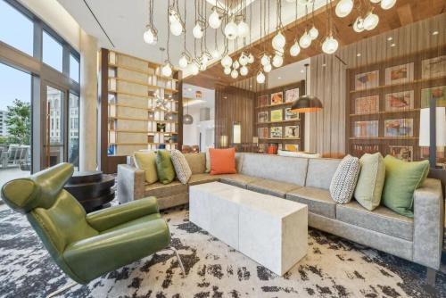 Penthouse Retreat with Rooftop Pool Explore Silver Spring & Washington DC