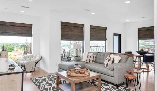 Penthouse River View Walk Downtown, Garage Parking
