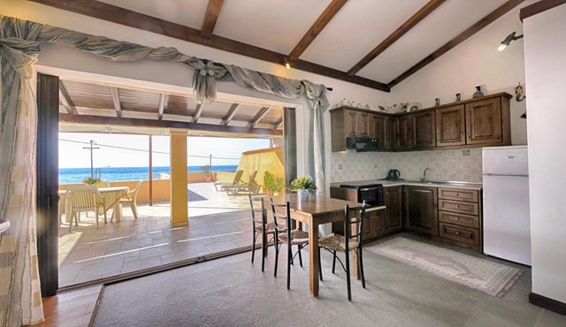 Penthouse Studio Patras mit Sonnenterrasse und Meerblick in Agios Goorgios Pagi