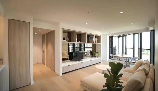 PENTHOUSE.Style + Scenic Views 3Bed 2Bath +Parking