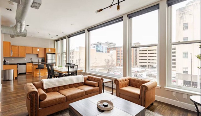 Penthouse Suite Downtown Indianapolis Luxury 1BR Apartment