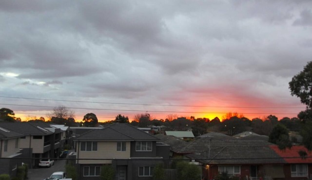 Penthouse, top level, open plan, quiet, clean, lge balcony, near Hospitals & Uni