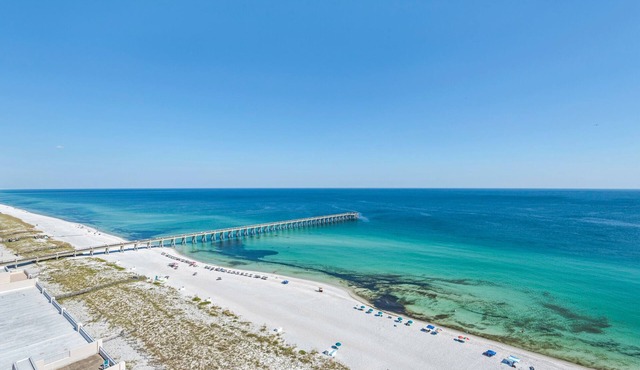 PENTHOUSE - TOP FLOOR - BEACHFRONT & CHAIRS - POOL - BALCONY - GYM-NEW ELEVATORS