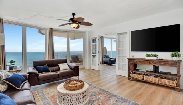 Penthouse Oceanfront Luxury condo, French doors, big views, sunrise and sunset
