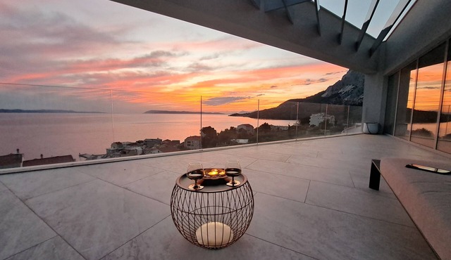 Penthouse villa Soll for 9 person 100m from Sea,in small place Drašnice