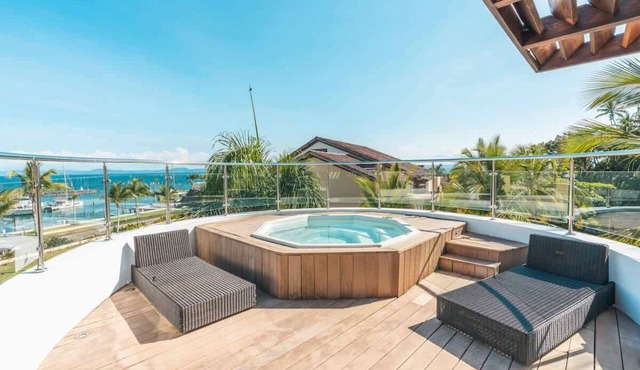 Penthouse w/jacuzzi and ocean view Puerto Bahia