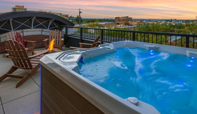 Penthouse w/Mtn Views in the Heart of Old Town