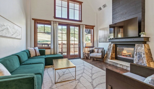 Penthouse with 4 Bedrooms. Ski-In/Ski-Out at Peak 8 in One Ski Hill.