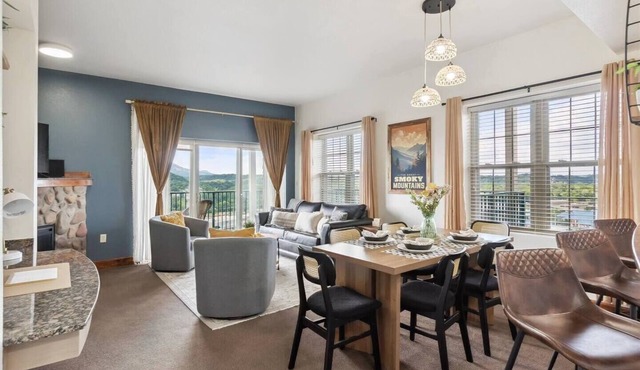 Penthouse with Mountain View, Pool & Hot Tub, King Beds, 1 Mile from Parkway