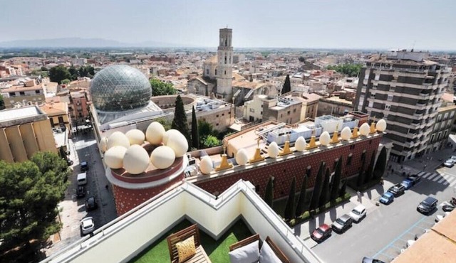 Penthouse with Private Terrace in Front of the Dalí Museum!