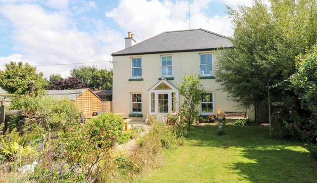 PENTIRA, pet friendly, country holiday cottage in Kuggar