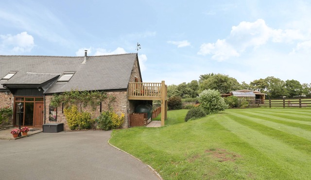 PENTRE BARN, family friendly, luxury holiday cottage in Mardy