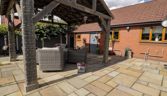 PENTRE COUNTRY STUDIO, pet friendly, with hot tub in Chirk