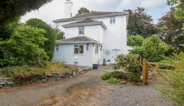 PENTRE COURT COTTAGE, pet friendly, with a garden in Abergavenny