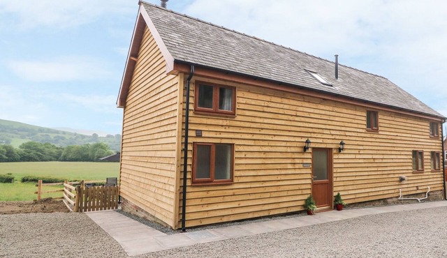 PENTRE FAWR, family friendly, with hot tub in Llandrindod Wells