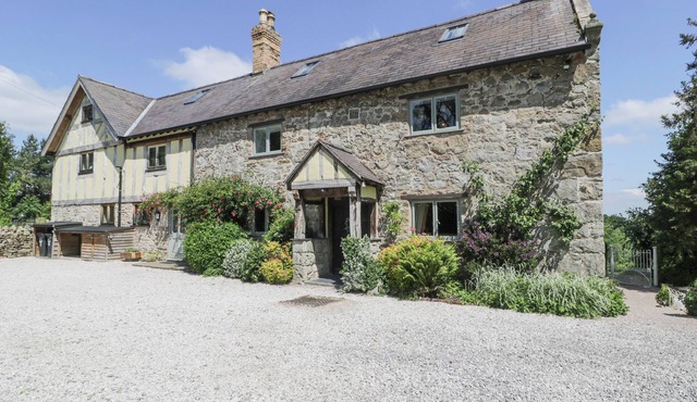 PENTRE HALL, pet friendly, character holiday cottage in Bronygarth