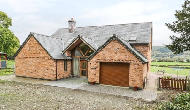 PENTREGO ISAF, family friendly, with open fire in Meifod, Powys