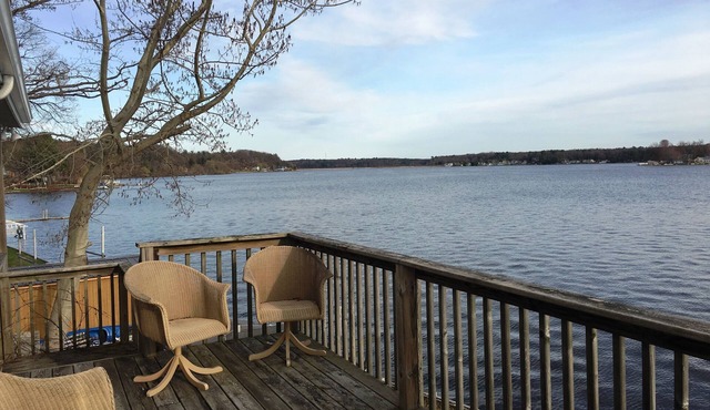 Pentwater Lakehouse, 2 bed, 2 full bath on Pentwater Lake.
