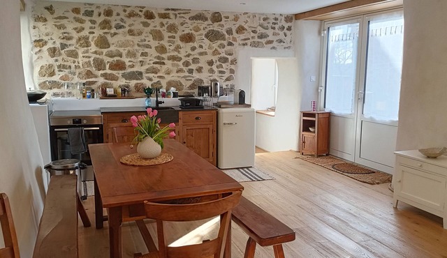 Penty of charm, authenticity and a cocooning atmosphere (wood-burning stove, stone & lime walls)