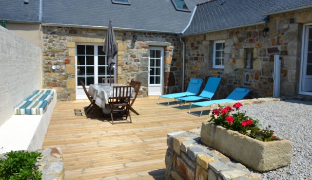 Penty, sea view from 1st floor, bedroom on ground floor, garden, sea and GR34 500 m away.