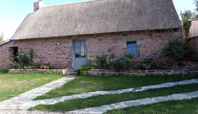 Penty, thatched cottage 2.5 km from the sea