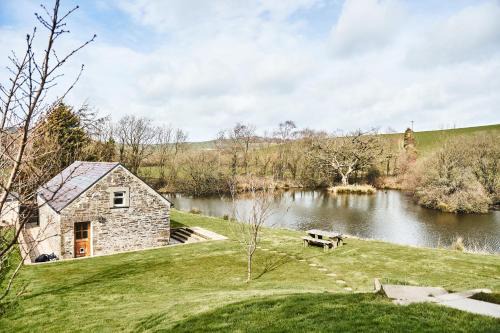 Penuwch Boathouse, Waterside Cottage with indoor Pool, Sauna & Parking