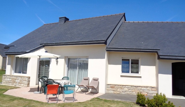 PENVENAN 22710. House 4 PERSONS. Close to shops. 3km from beaches