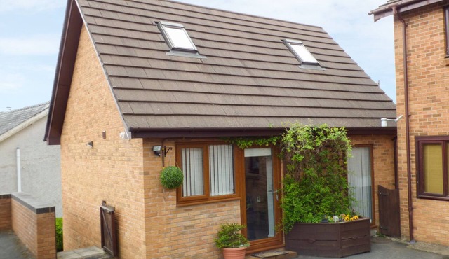 PENYLODGE, pet friendly, with hot tub in Builth Wells