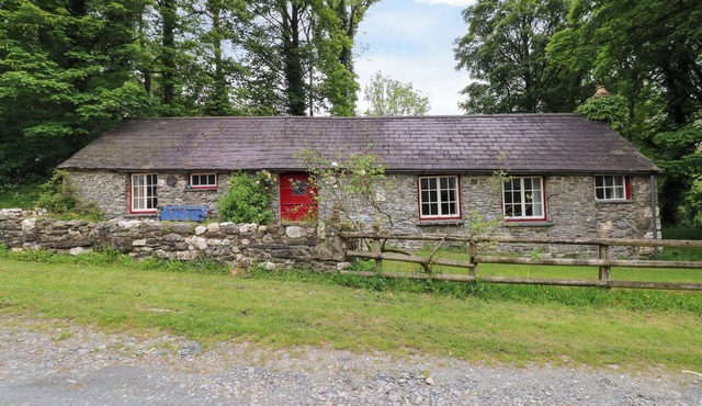 PENYRALLT FACH COTTAGE, character holiday cottage in Llandysul