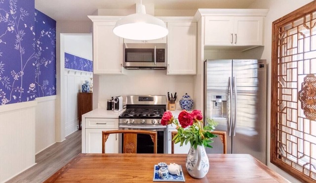 PEONY · Artful Designer Home w Art, Tub San Francisco Bay