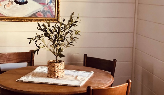 PEONY PLACE nCharming 2BR farmhouse in the heart of horse country on flower farm