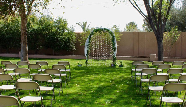 Peoria Pool House: resort style back yard w 2 pools, waterfalls, grass acre