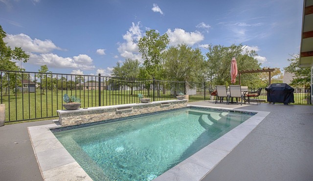 Pepe's Place - Newer Home w/heated Spa Pool, close to Galveston Island & Houston
