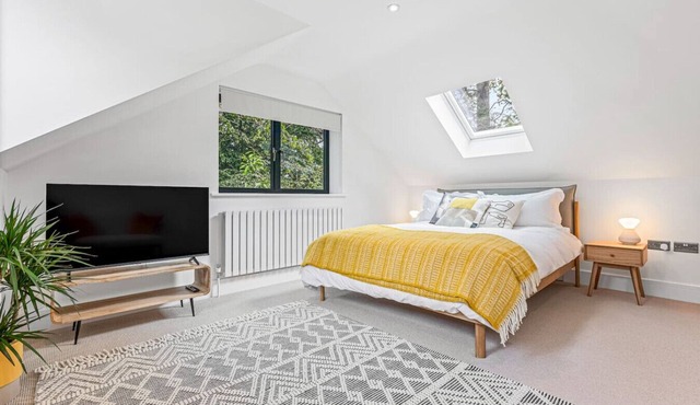 Peppard Loft- with parking