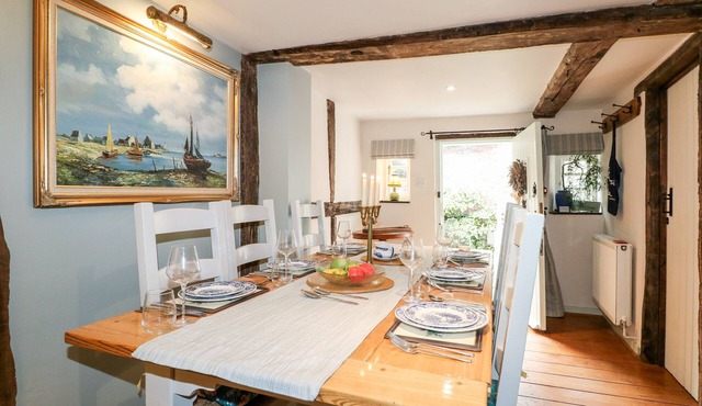 PEPPERMINT COTTAGE, pet friendly, with open fire in Petworth