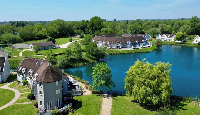 'Pepperpot' Lodge on Isis & Windrush Lakes with Great On-site Facilities