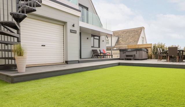 PEPPERPOTS, pet friendly, luxury holiday cottage in Mawgan Porth