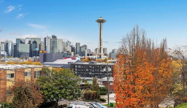 Perch - Aloha View Retreat w/parking & Space Needle Glow!