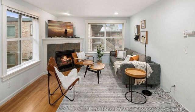 Perch - Aurora Abode: Walk to Space Needle | Pet & Family | Parking