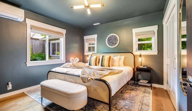 Perch - Ballard Delight: Great Ballard location! Spacious House w/parking