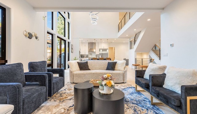 Perch - Bellevue Splendor: Prime Location 6BR Luxury & Comfort in Bellevue