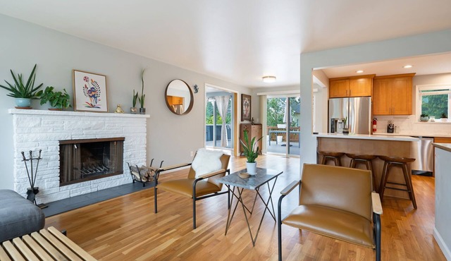 Perch - Gathering Spot Upper: Freshly remodeled 3BR apartment in Shoreline