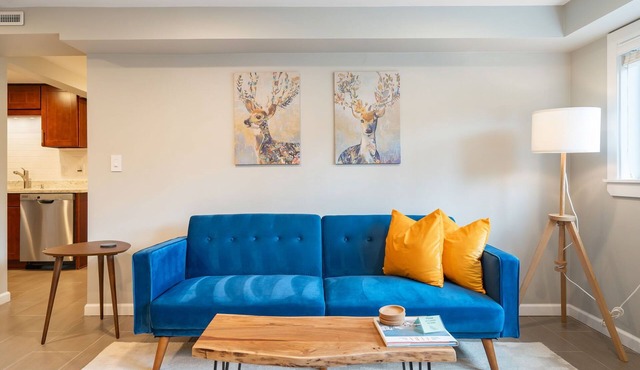 Perch - Gathering Spot Lower: Cute two bedroom suite, spacious backyard