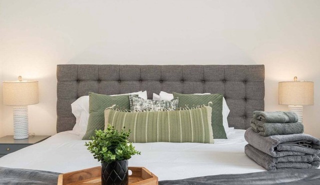 Perch - Sand Point Haven: Spacious 3BR w Parking|UW & Children's hospital